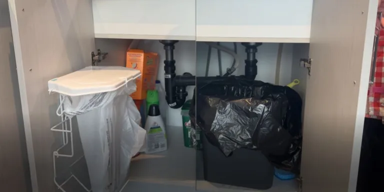 Comparaison de poubelles sous évier montrant le système de suspension Rack Sack, peu encombrant, à gauche, et une poubelle de sol traditionnelle et volumineuse à droite.