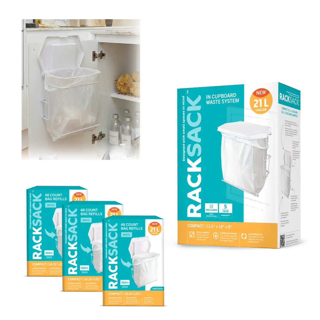En haut à gauche, une photo d'ambiance illustre le produit en situation : un cadre à déchets Rack Sack blanc, contenant un sac plastique transparent, est fixé à l'intérieur d'une porte de placard blanche ouverte, sous un évier. À droite, la boîte du système de déchets « RACK SACK In Cupboard Waste System » est présentée. L'emballage arbore des couleurs turquoise, blanc et orange, une illustration du système installé, l'inscription « NOUVEAU 21 L / 5 GALLONS » et des mentions légales soulignant la garantie de 5 ans, la conception compacte et les fonctionnalités pratiques. En bas à gauche, deux boîtes de recharge assorties, turquoise et orange, sont visibles. Elles portent les mentions « Recharges de 48 sacs », « Blanc », « Sans parfum » et « COMPACT (18.25 cm x 25 cm) », ainsi que l'inscription « 21 L ». L'ensemble se détache sur un fond blanc uni.