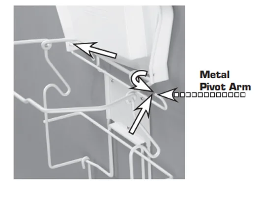 Un schéma explicatif en noir et blanc, en gros plan, illustre le mécanisme de charnière supérieure d'un cadre de poubelle encastré. La grille métallique blanche est fixée à un couvercle en plastique blanc sur fond gris. Le schéma comprend une grande flèche horizontale pointant vers la gauche en direction de la charnière, une flèche pointant vers le haut indiquant le point de fixation et une flèche courbe illustrant le mouvement de rotation de la charnière. L'inscription «&nbsp;Bras de pivot métallique&nbsp;» est placée à droite, accompagnée d'un pictogramme en pointillés désignant la tige métallique pivotante.