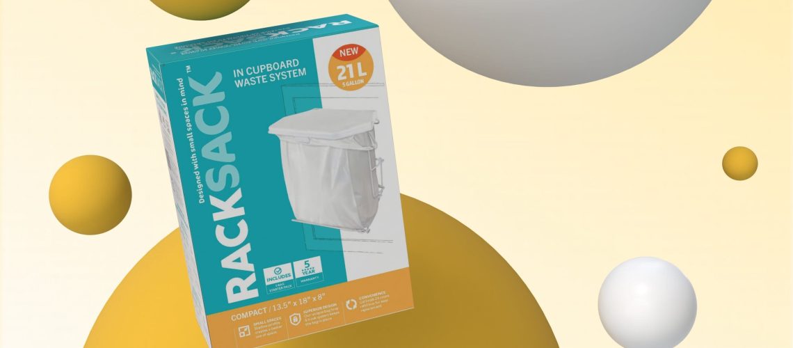 Emballage du système de poubelle suspendue «&nbsp;Rack Sack In Cupboard Waste System&nbsp;», présenté en perspective sur un fond minimaliste. La boîte, de couleur turquoise, blanche et orange, arbore l'inscription «&nbsp;RACKSACK&nbsp;» à la verticale et les détails du modèle «&nbsp;Compact 21&nbsp;L / 5&nbsp;gallons&nbsp;». Sur le devant figure une image de la poubelle suspendue blanche. Des sphères géométriques 3D, dans des tons de jaune et de blanc, entourent la boîte, comme suspendues sur un fond crème clair.